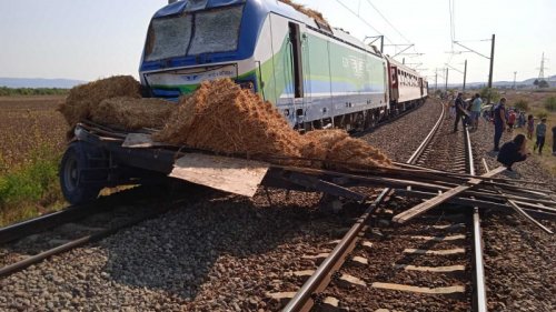 Влакът за София блъсна камион до жп гарата в Карнобат (Снимки) - E-Burgas.com