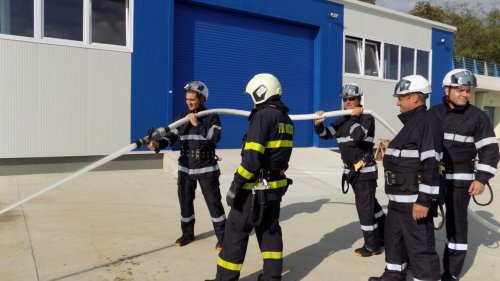 Пожарникари от Поморие обучиха доброволци в гасенето на пожари (Снимки) - E-Burgas.com