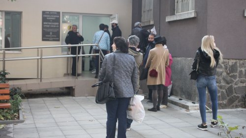 Антиваксърският гняв в Бургас затихва, лоша организация провали протеста пред РЗИ - E-Burgas.com