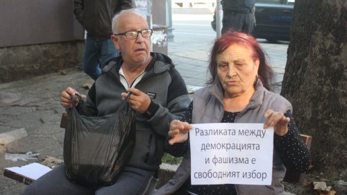 Антиваксърският гняв в Бургас затихва, лоша организация провали протеста пред РЗИ - E-Burgas.com
