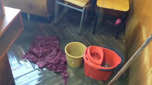 Дъждът наводни коридори и класни стаи в Колежа по туризъм (видео) - E-Burgas.com