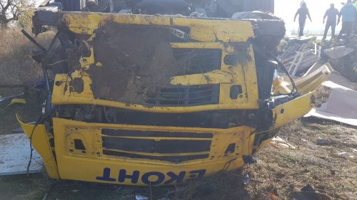 Куриерският камион, който се обърна край Айтос, смачкан до неузнаваемост (снимки)  - E-Burgas.com