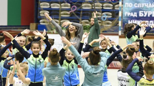Златната Стефани Кирякова зарадва стотици малки грации на никулденския турнир  - E-Burgas.com