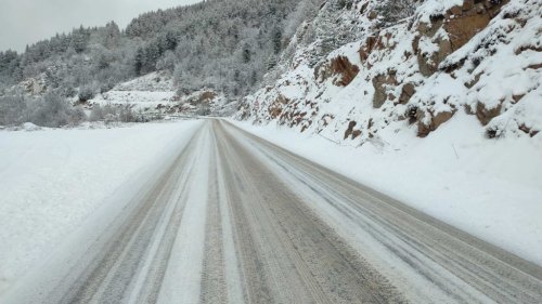 Сняг затрупа България, 860 машини обработват пътищата (снимки) - E-Burgas.com