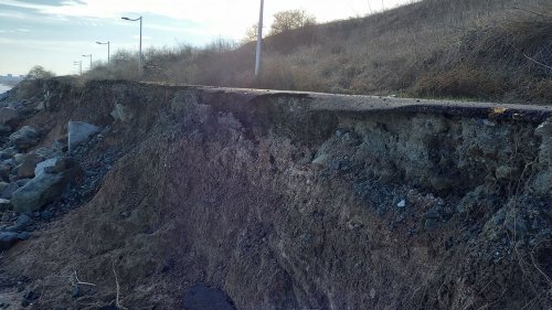 Сигнал: Алеята до Сарафово пропада, има опасност от инциденти (снимки)  - E-Burgas.com