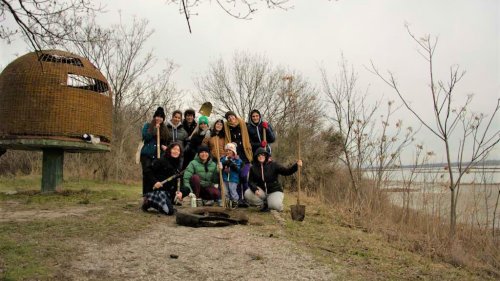 Бургаски младежи засадиха 50 люляка край Атанасовското езеро (Снимки) - E-Burgas.com