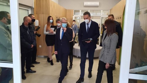 Министър Николай Денков и кметът Димитър Николов откриха иновативен център в бургаско училище (Снимки) - E-Burgas.com