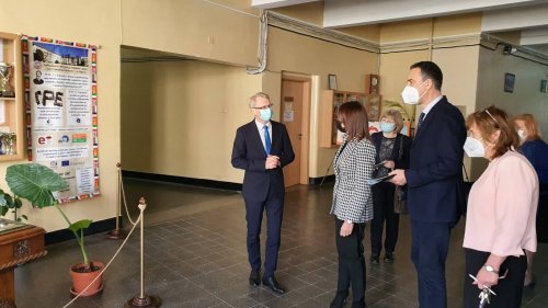 Министър Николай Денков и кметът Димитър Николов откриха иновативен център в бургаско училище (Снимки) - E-Burgas.com