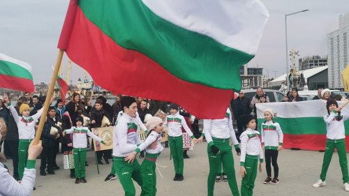 Бургас празнува 3 март задружно: Стотици се събраха на Морска гара (снимки) - E-Burgas.com