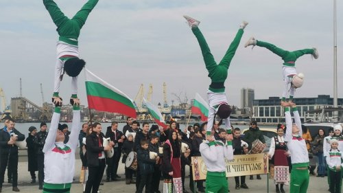 Бургас празнува 3 март задружно: Стотици се събраха на Морска гара (снимки) - E-Burgas.com
