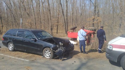 Автомобил с бременна жена и дете се заби в трактор край Ясна поляна, има един загинал (снимки) - E-Burgas.com