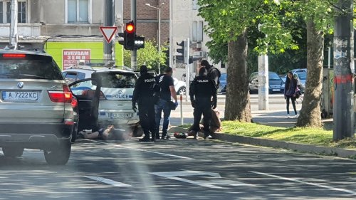 Зрелищен арест в центъра на Бургас, двама мъже са проснати по очи с белезници (снимки) - E-Burgas.com