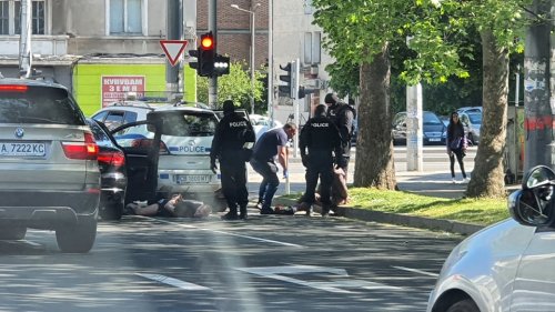 Зрелищен арест в центъра на Бургас, двама мъже са проснати по очи с белезници (снимки) - E-Burgas.com
