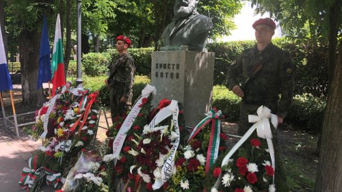Бургас се поклони пред паметта на Христо Ботев (Снимки) - E-Burgas.com