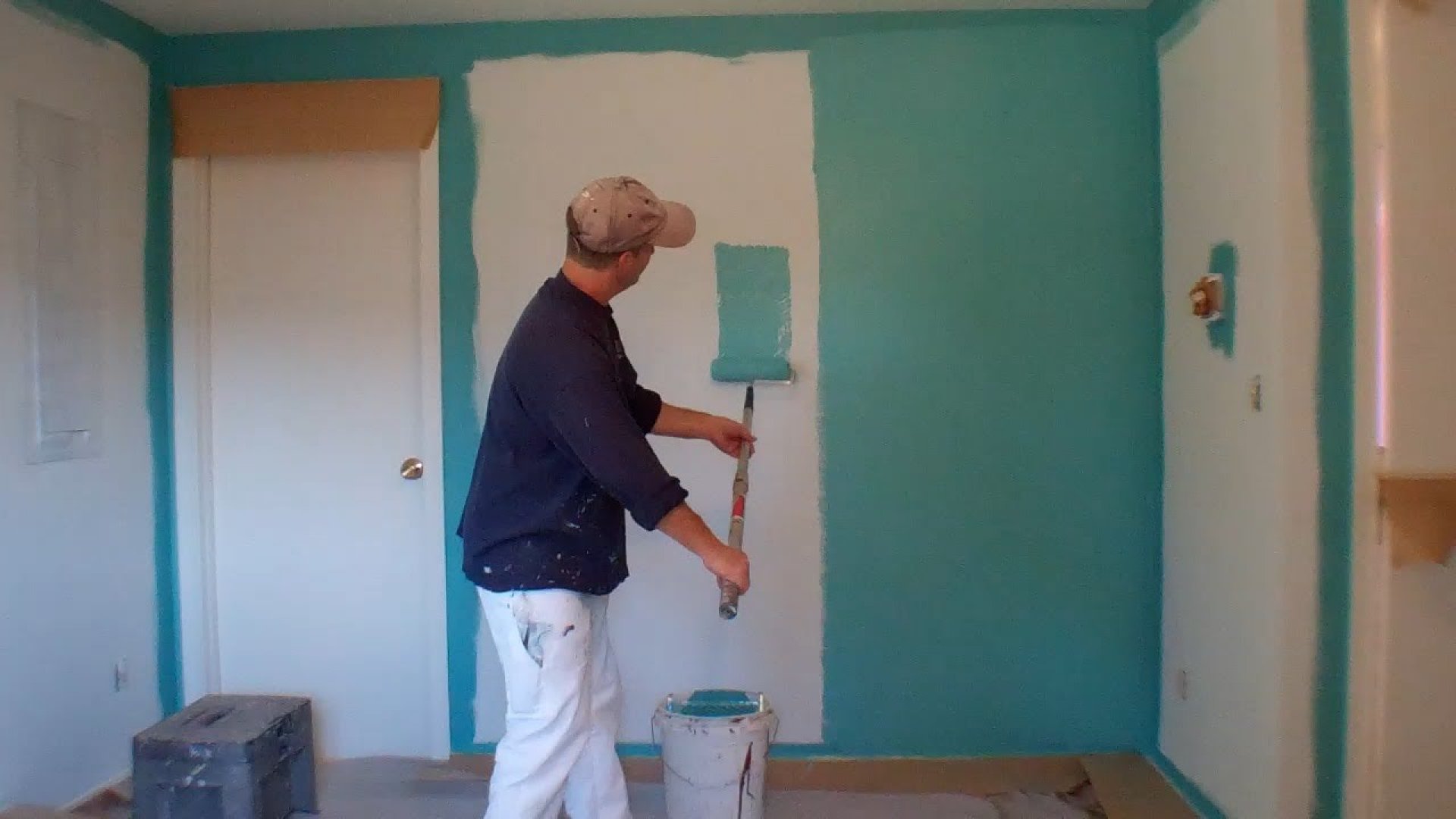 Малярный работа стена. Стена окрашенная масляной краской. Малярка стен. Акриловая краска для стен. Окраска стен масляной краской.