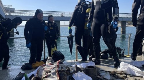 Водолази извадиха десетки килограми отпадъци от морето край Моста - E-Burgas.com