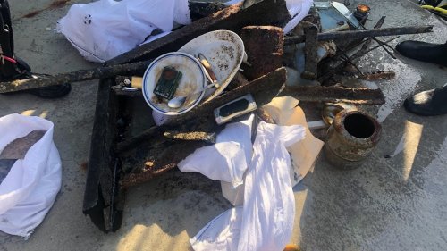 Водолази извадиха десетки килограми отпадъци от морето край Моста - E-Burgas.com