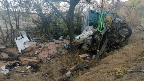 Товарен камион се обърна на пътя Карнобат - Айтос, шофьорът загина на място (снимки)  - E-Burgas.com