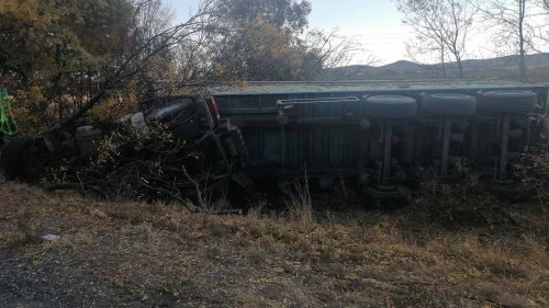 Товарен камион се обърна на пътя Карнобат - Айтос, шофьорът загина на място (снимки)  - E-Burgas.com