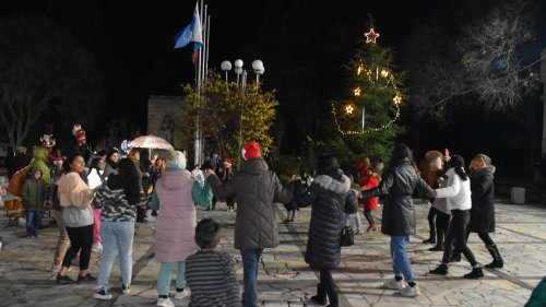Коледната елха грейна и в Каблешково (Снимки) - E-Burgas.com