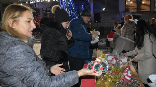 Коледната елха грейна и в Каблешково (Снимки) - E-Burgas.com