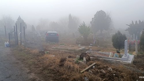 Шофьор мина с колата си през шест гроба заради гъстата мъгла в Бургас (снимки) - E-Burgas.com