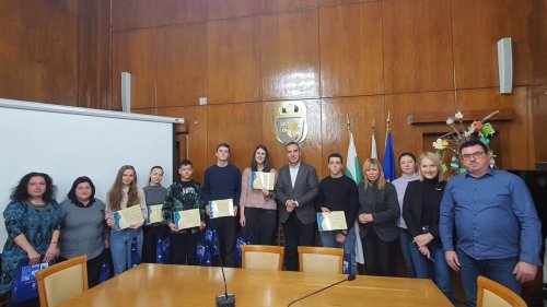 Наградиха бургаските ученици, чиито проект бе отличен от БАН (Снимки) - E-Burgas.com