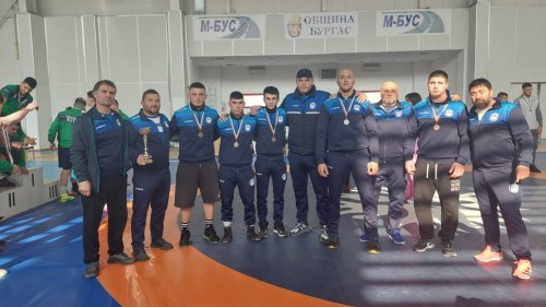 Титли, медали и купи за бургаската борба, всички призьори са ученици в Спортното училище - E-Burgas.com
