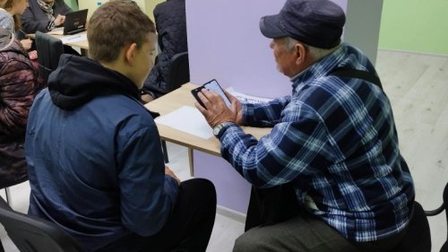Домашният патронаж проведе курс за обучение на възрастни хора за работа с мобилен телифон - E-Burgas.com