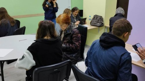 Домашният патронаж проведе курс за обучение на възрастни хора за работа с мобилен телифон - E-Burgas.com