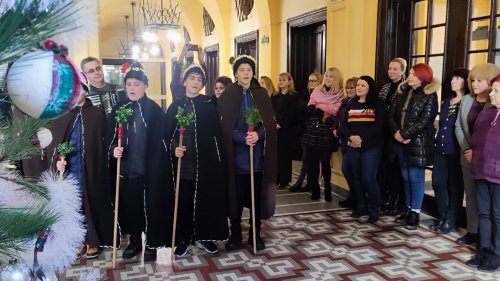 Коледарчета изпълниха Областна администрация Бургас с радостни емоции - E-Burgas.com