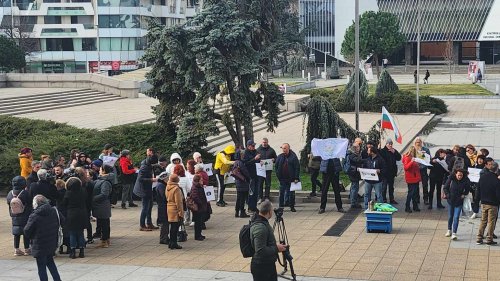 Протест пред Съдебната палата Бургас против изграждането на фотоволтаична централа - E-Burgas.com