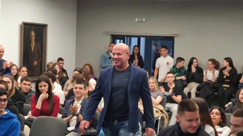 Енчо Керязов разказа невероятната история на своя успех пред ученици в Бургас - E-Burgas.com