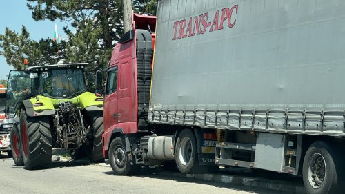Камион едва не се вряза в къща в село Бял Извор, Старозагорско - E-Burgas.com