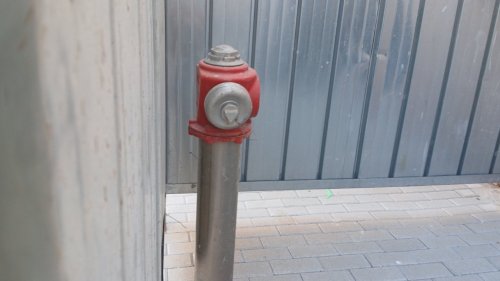 Поредно беззаконие на ул. Антим I – пожарен хидрант заграден с ламарина - E-Burgas.com