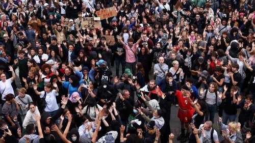 Франция гори: Барикади, огън и масови протести срещу новото правителство - E-Burgas.com