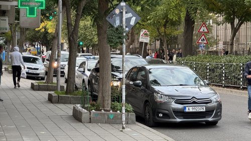 Полицията създаде хаос пред училище ОУ „Петко Рачев Славейков“ в Бургас – родителите без право да спрат дори за минута - E-Burgas.com