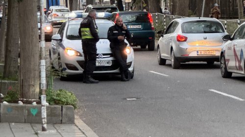 Полицията създаде хаос пред училище ОУ „Петко Рачев Славейков“ в Бургас – родителите без право да спрат дори за минута - E-Burgas.com