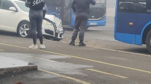 Челен сблъсък между автобус и лек автомобил в Бургас при гъста мъгла - E-Burgas.com