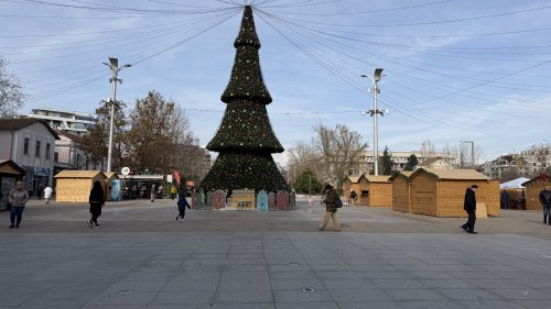 Коледният базар на „Тройката“ вече се изгражда – тази година сцената най-после е поставена на правилното място - E-Burgas.com