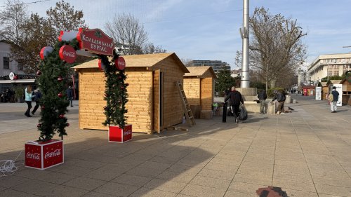Коледният базар на „Тройката“ вече се изгражда – тази година сцената най-после е поставена на правилното място - E-Burgas.com