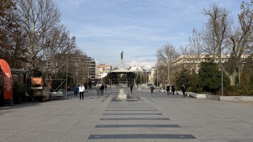 Коледният базар на „Тройката“ вече се изгражда – тази година сцената най-после е поставена на правилното място - E-Burgas.com