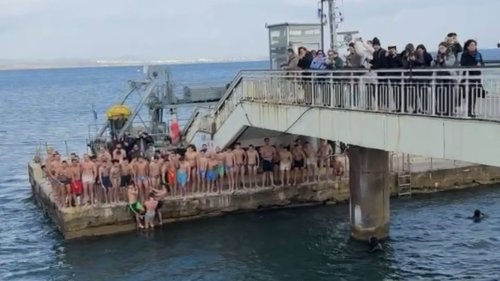 Над 50 мъже се хвърлиха в леденото море за Светия кръст от Бургаския мост - E-Burgas.com