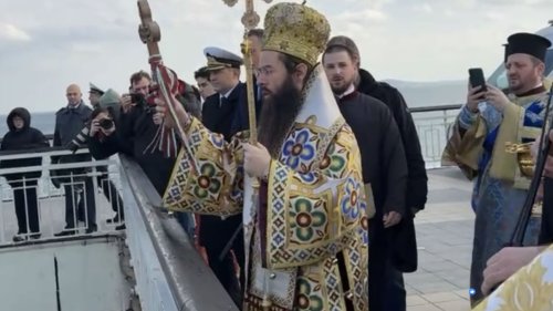 Над 50 мъже се хвърлиха в леденото море за Светия кръст от Бургаския мост - E-Burgas.com