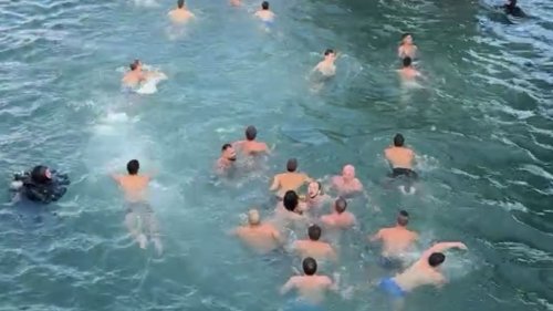 Над 50 мъже се хвърлиха в леденото море за Светия кръст от Бургаския мост - E-Burgas.com