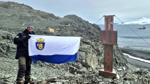 Бургас на края на света: доц. д-р Карен Мануелян развя знамето на града в Антарктида - E-Burgas.com