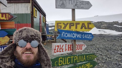 Бургас на края на света: доц. д-р Карен Мануелян развя знамето на града в Антарктида - E-Burgas.com