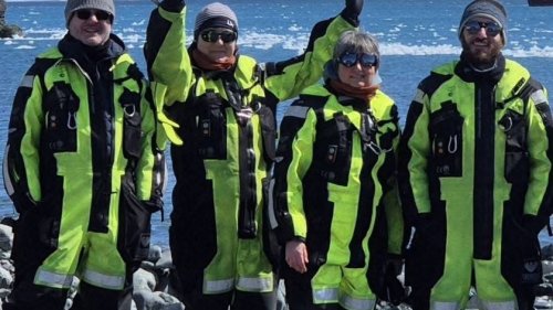 Бургас на края на света: доц. д-р Карен Мануелян развя знамето на града в Антарктида - E-Burgas.com