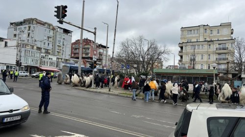 Кукерското шествие затвори улици в Меден рудник, движението се спира поетапно - E-Burgas.com