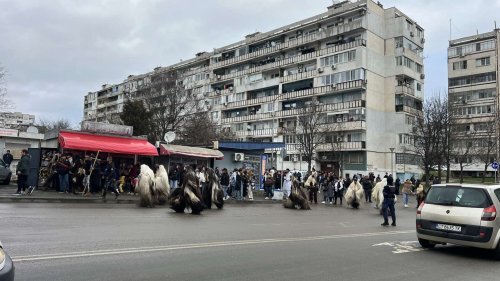 Кукерското шествие затвори улици в Меден рудник, движението се спира поетапно - E-Burgas.com